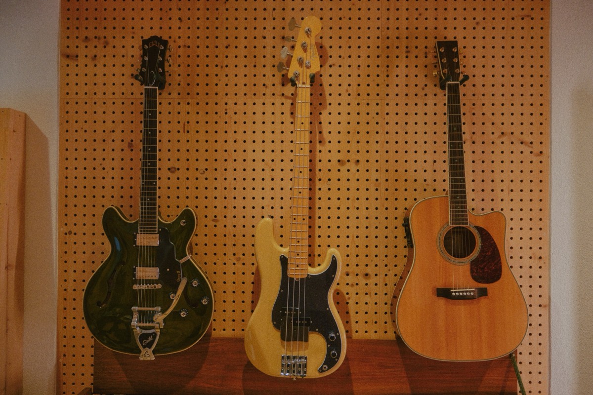Guild, Fender Precision und eine Westerngitarre